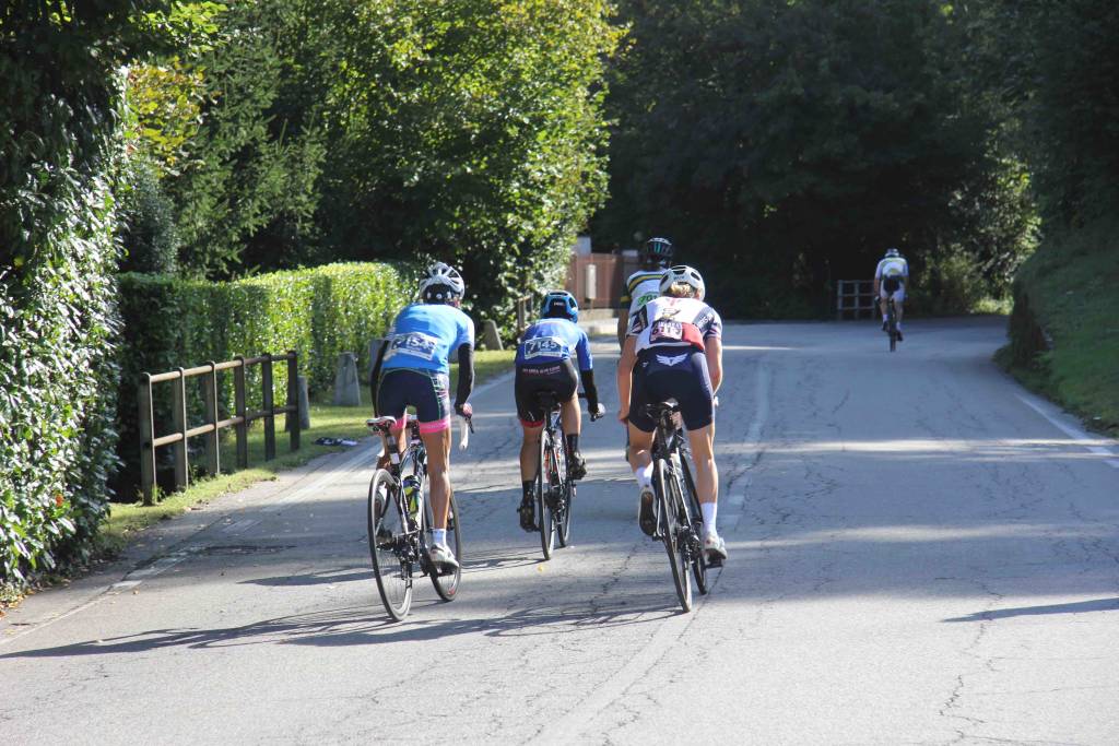 Il passaggio della Granfondo Mondiale a Castelveccana