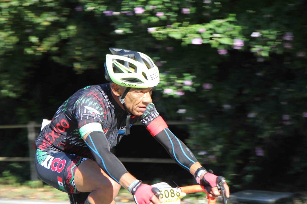 Il passaggio della Granfondo Mondiale a Castelveccana