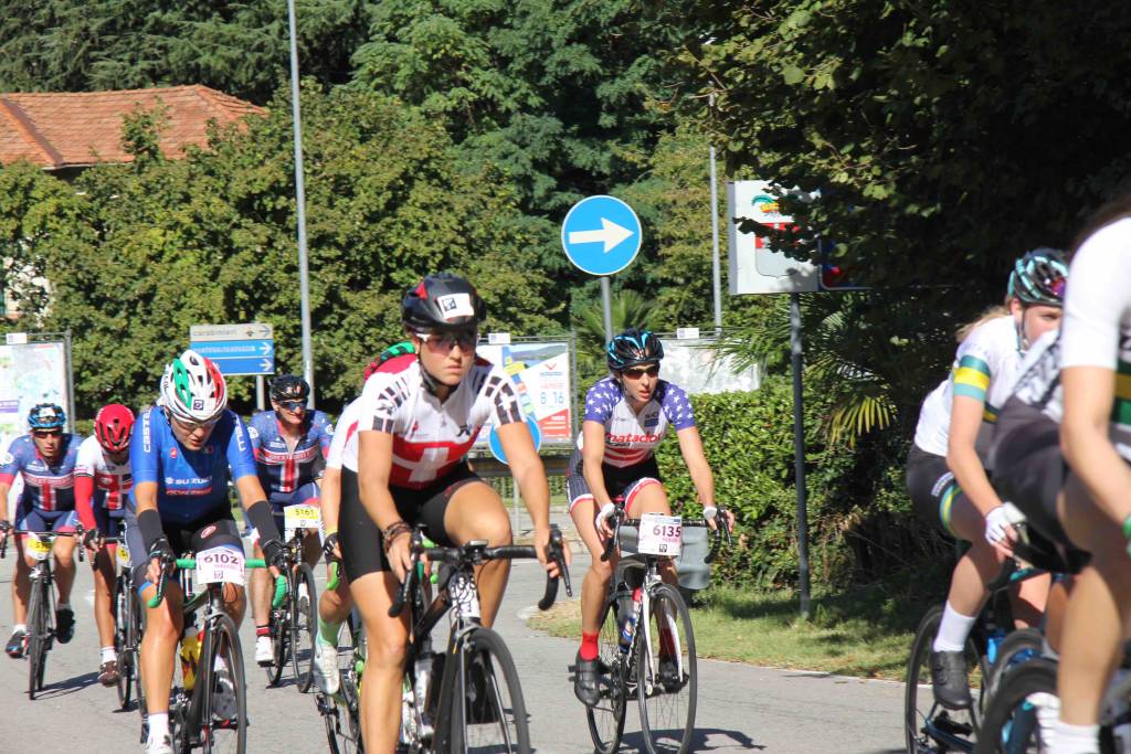 Il passaggio della Granfondo Mondiale a Castelveccana