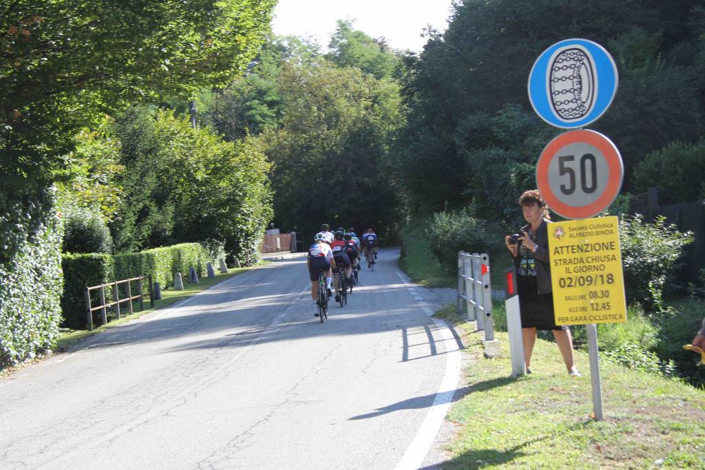Il passaggio della Granfondo Mondiale a Castelveccana