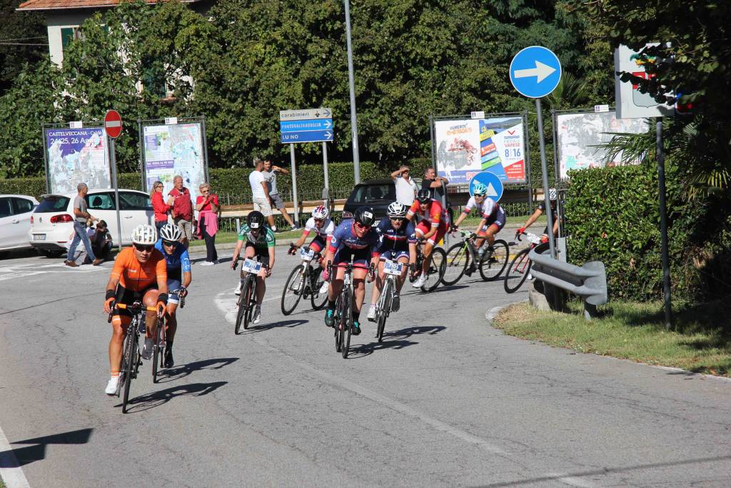 Il passaggio della Granfondo Mondiale a Castelveccana