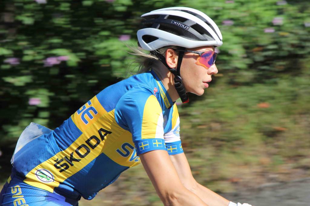 Il passaggio della Granfondo Mondiale a Castelveccana