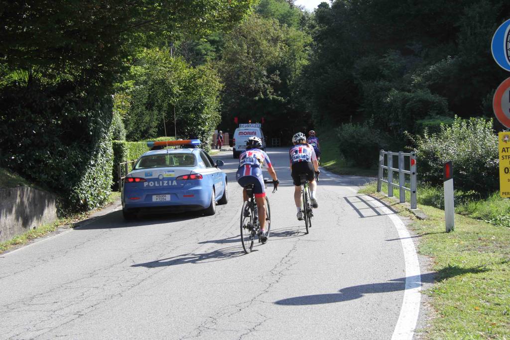 Il passaggio della Granfondo Mondiale a Castelveccana