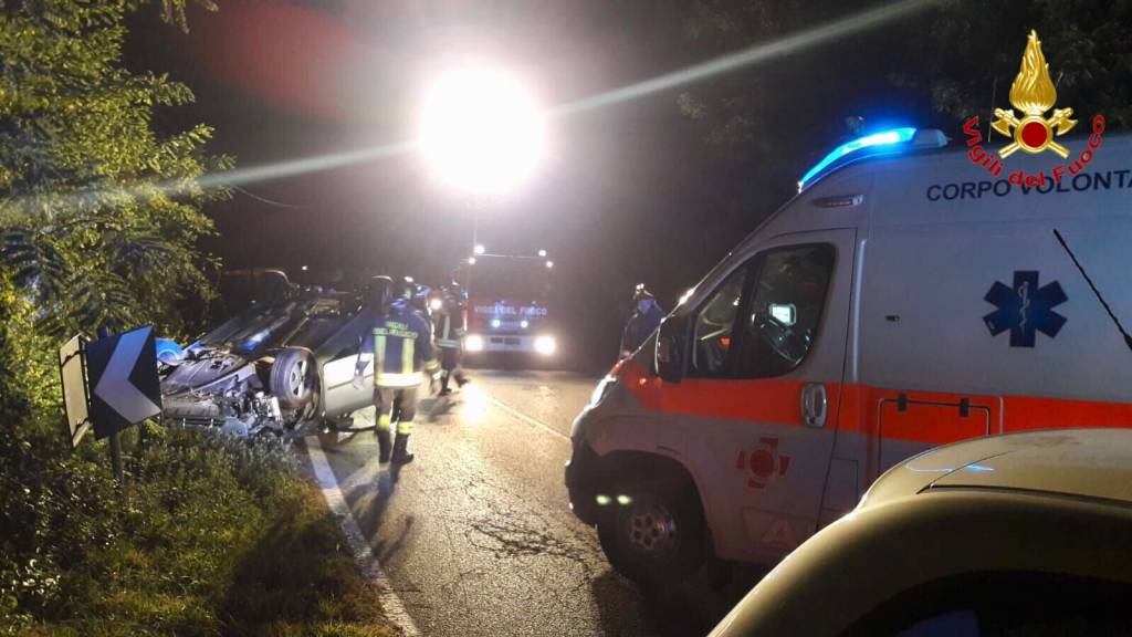 auto ribaltata taino