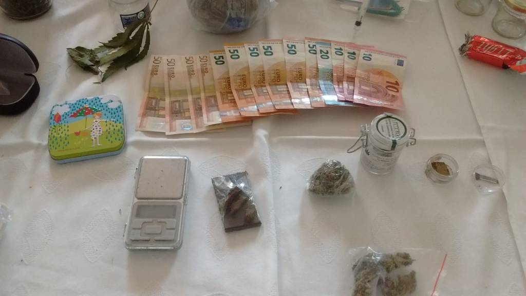 Nel sottotetto la serra di marijuana