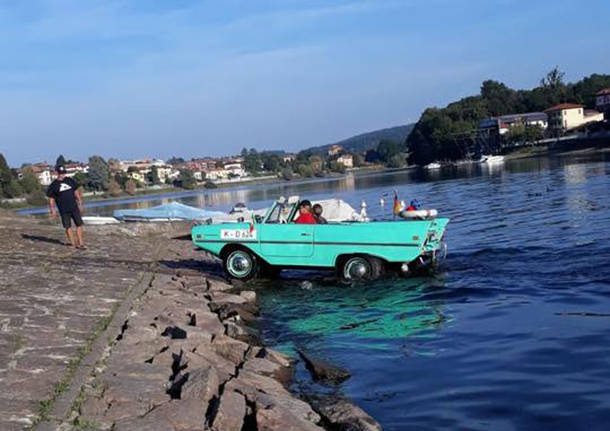 Curioso sbarco anfibio a Sesto Calende