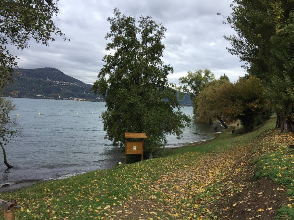 Il lago dopo la pioggia ad Angera e Ranco