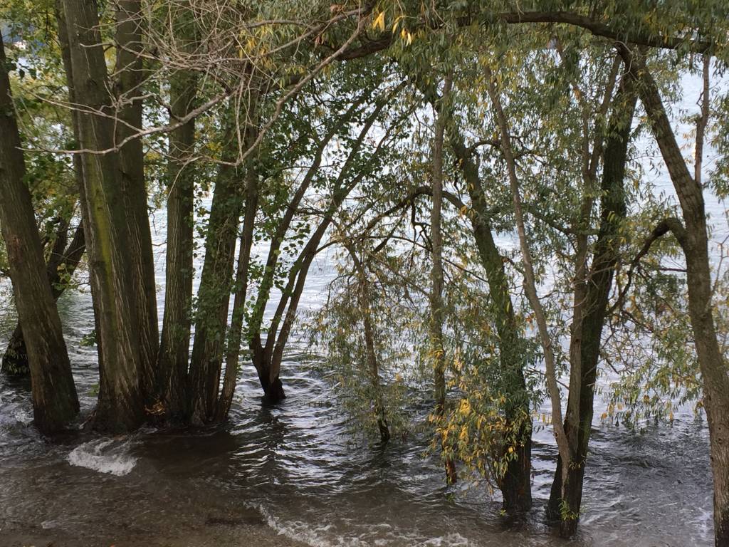 Il lago dopo la pioggia ad Angera e Ranco