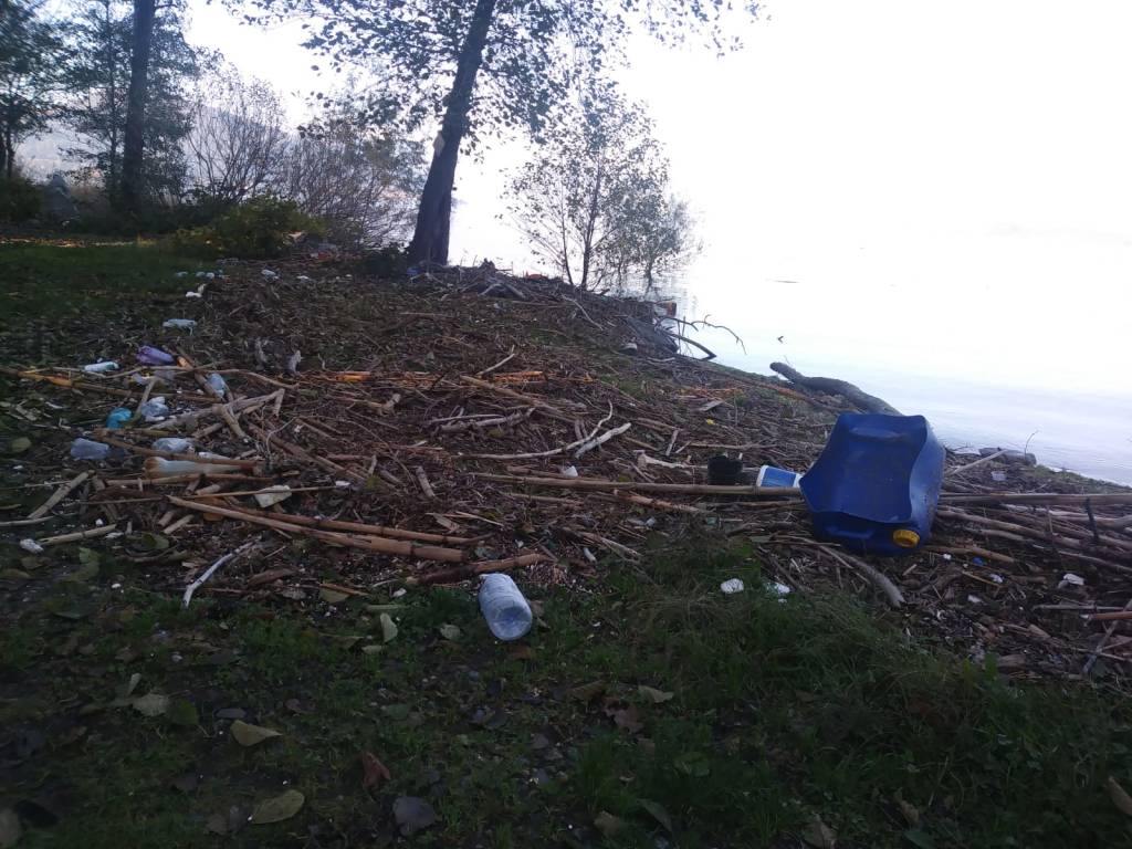 Il lago restituisce rifiuti