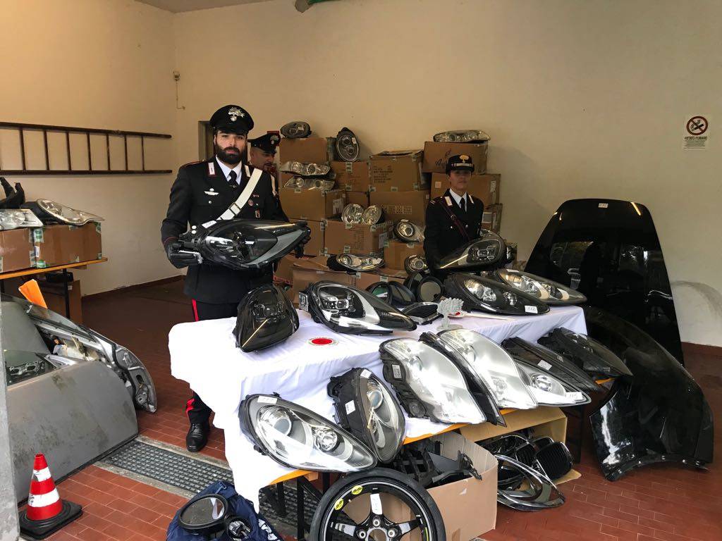 Ladro di fari di Audi e Porsche stresa