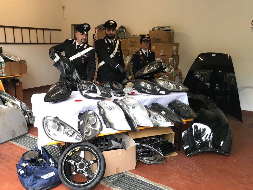 Ladro di fari di Audi e Porsche stresa