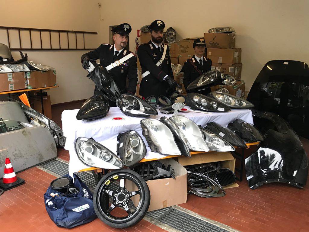 Ladro di fari di Audi e Porsche stresa