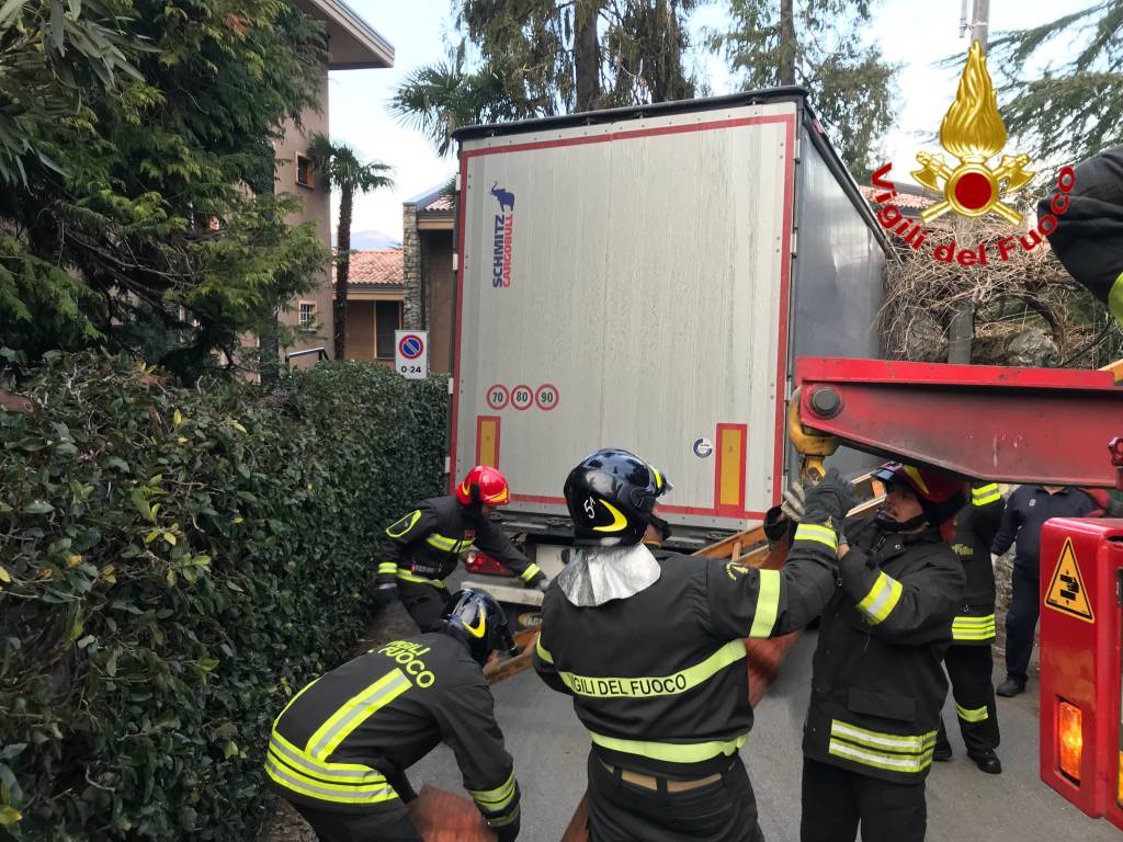 Il camion si incastra per \"colpa\" del navigatore