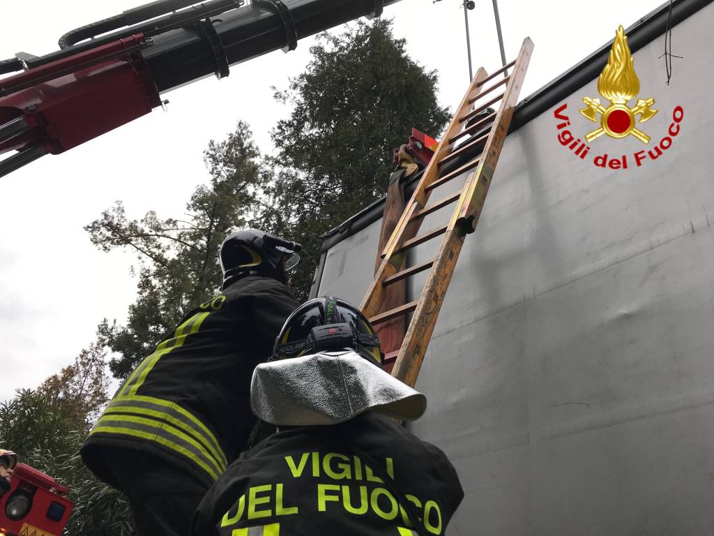 Il camion si incastra per \"colpa\" del navigatore