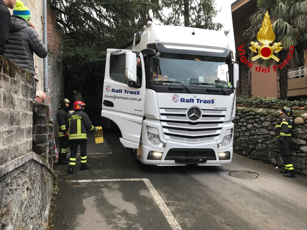 Il camion si incastra per \"colpa\" del navigatore