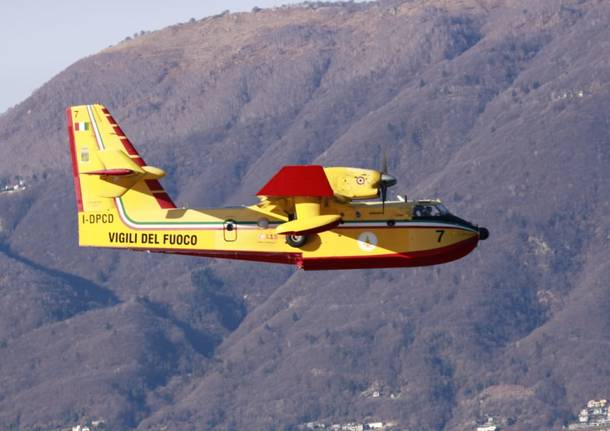 Il volo del Canadair sul lago Maggiore