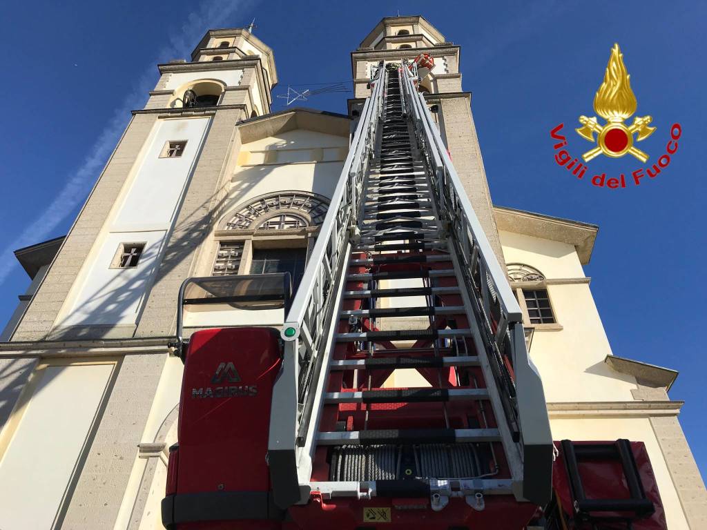 Luino, intervento dei vigili del fuoco nella chiesa di Moncucco