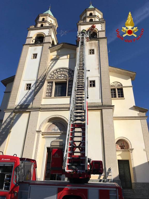 Luino, intervento dei vigili del fuoco nella chiesa di Moncucco