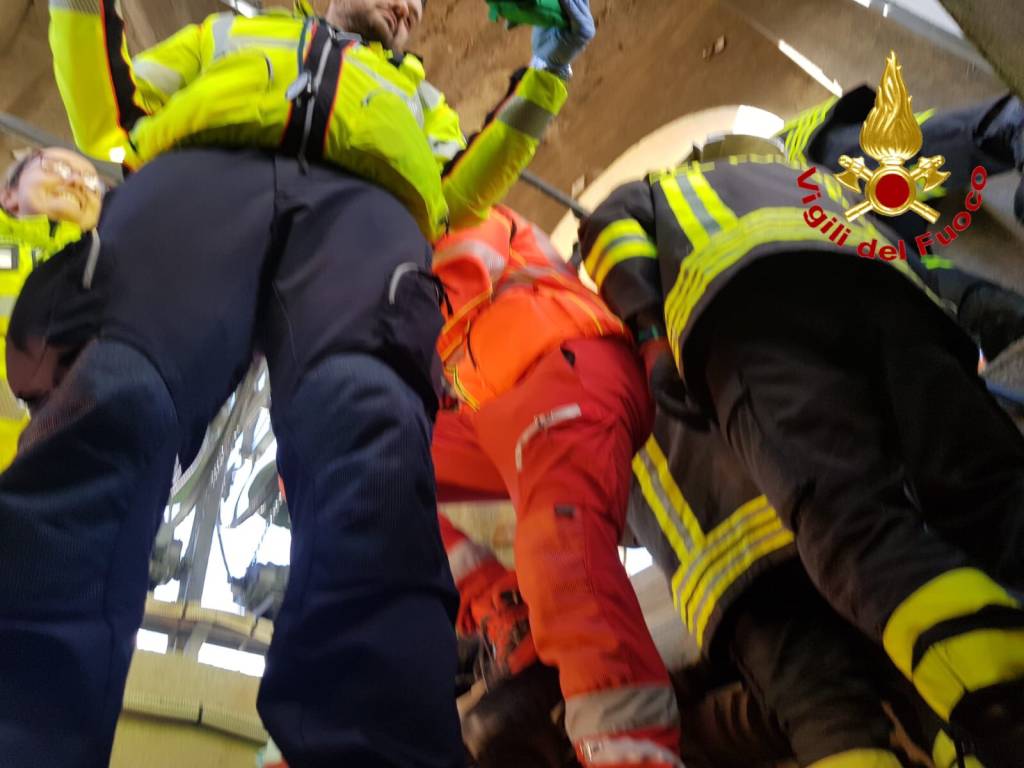 Luino, intervento dei vigili del fuoco nella chiesa di Moncucco