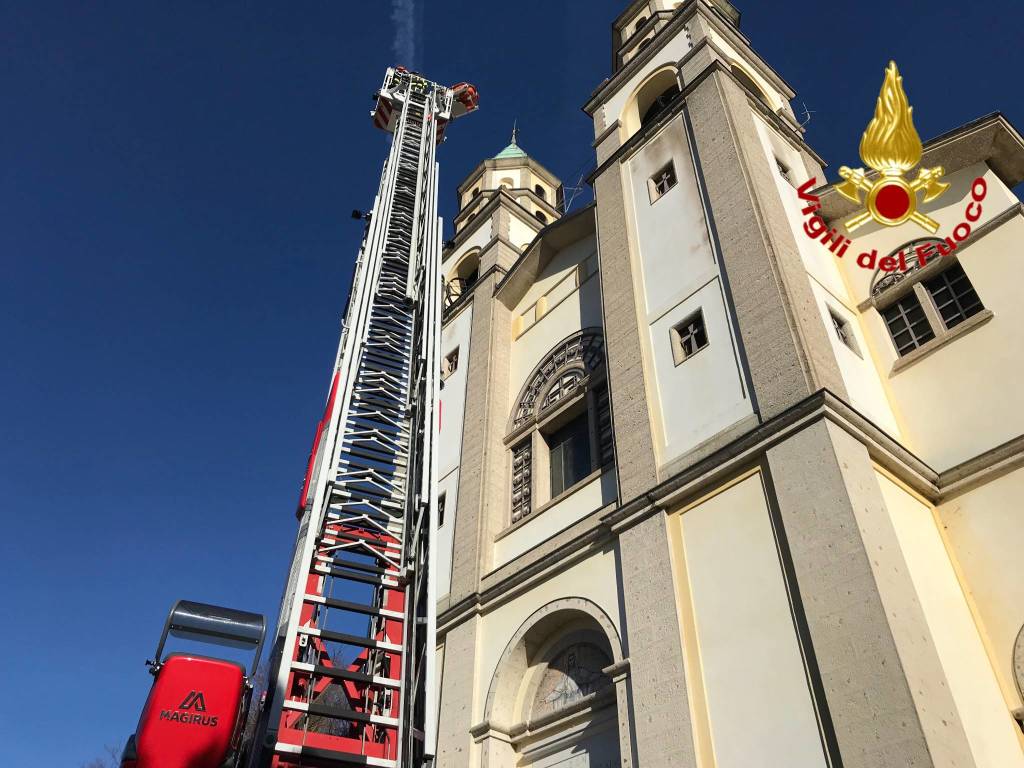 Luino, intervento dei vigili del fuoco nella chiesa di Moncucco