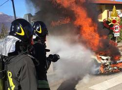 Auto in fiamme a Brezzo di Bedero