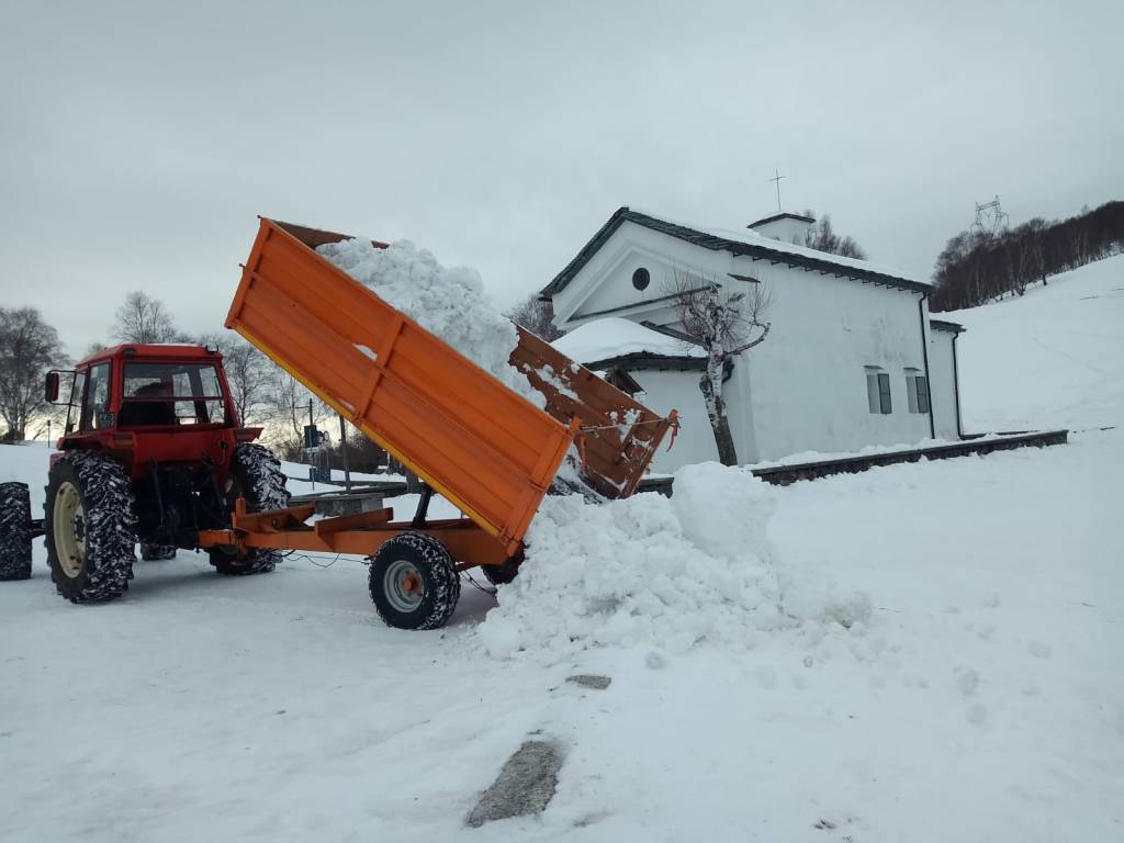 Forcora, la neve del “parcheggione” posata sulle piste
