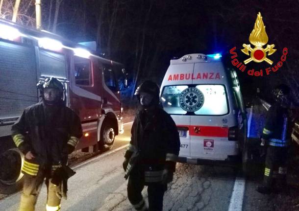 Fuori strada con l’auto, si schianta contro un albero