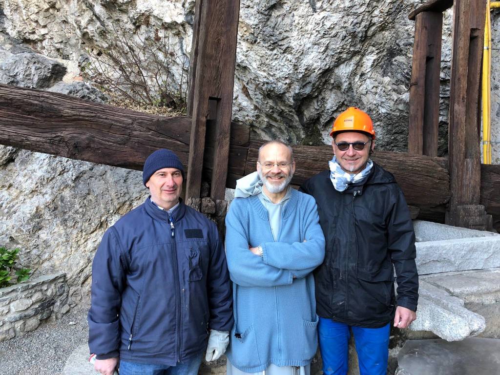 Eremo di Santa Caterina del Sasso, i frati