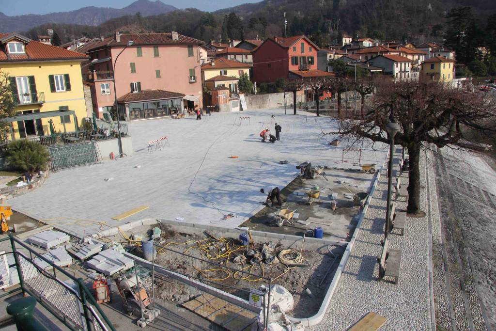 Caldè, i lavori alla piazza a lago 