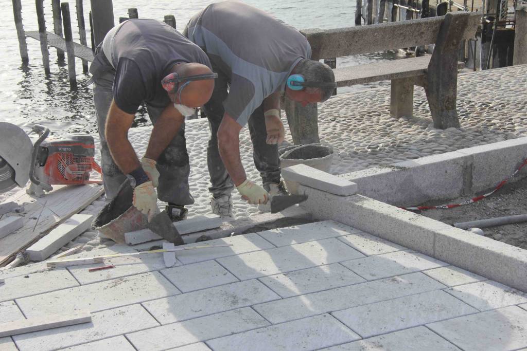 Caldè, i lavori alla piazza a lago 