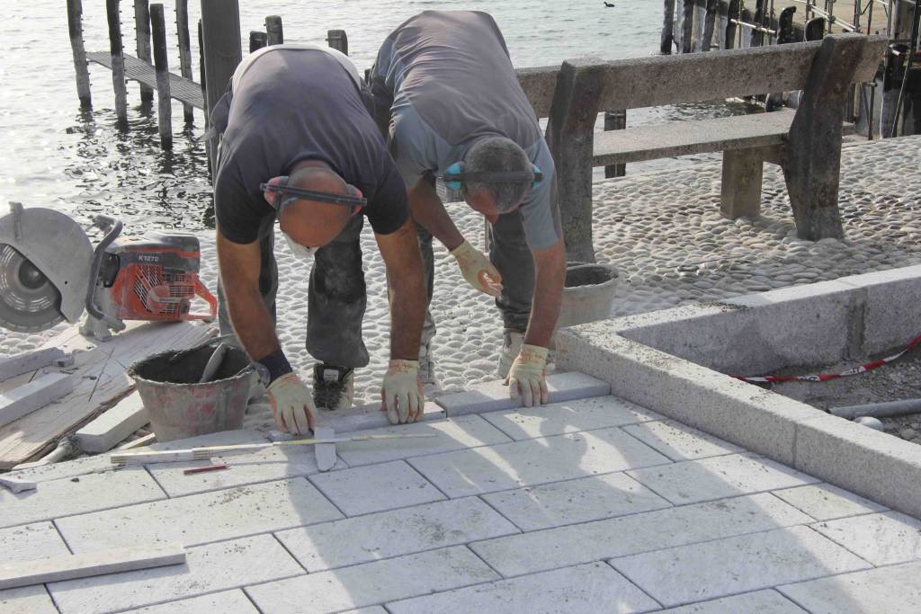 Caldè, i lavori alla piazza a lago 