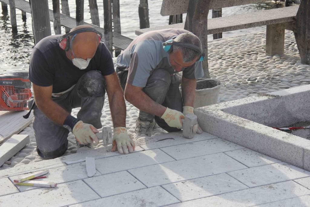 Caldè, i lavori alla piazza a lago 