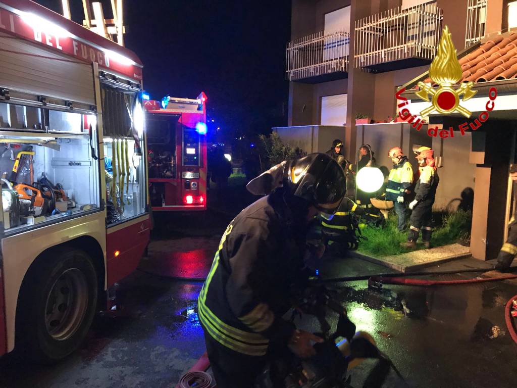 Incendio a Luino, vigili del fuoco inazione