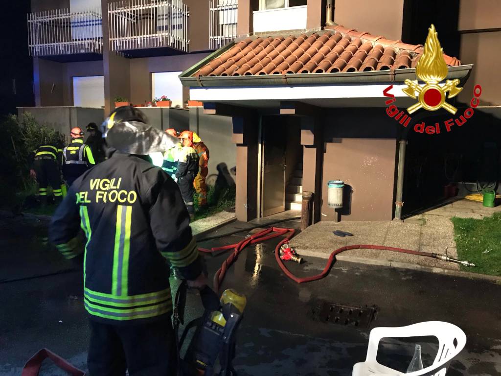 Incendio a Luino, vigili del fuoco inazione