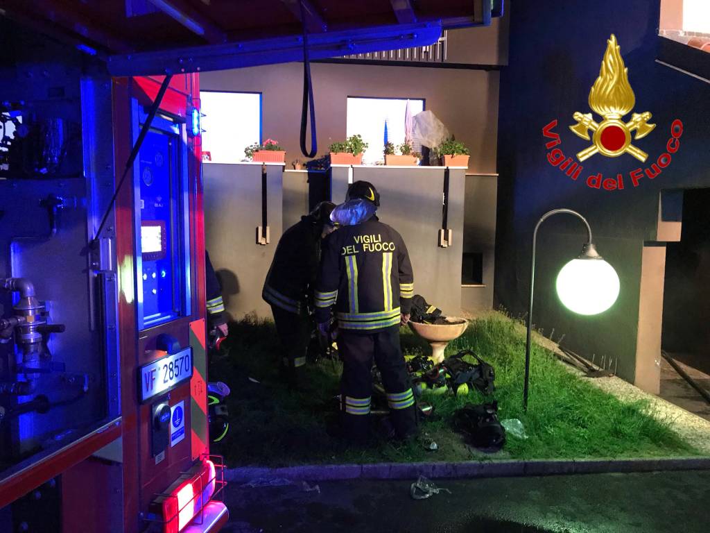 Incendio a Luino, vigili del fuoco inazione