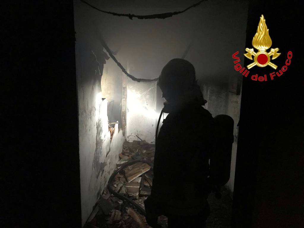 Incendio a Luino, vigili del fuoco inazione