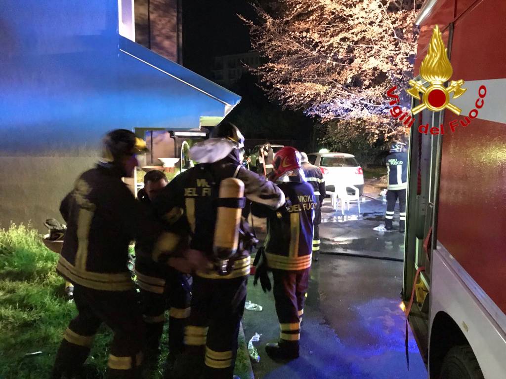 Incendio a Luino, vigili del fuoco inazione