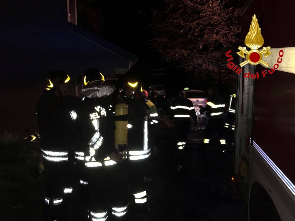 Incendio a Luino, vigili del fuoco inazione