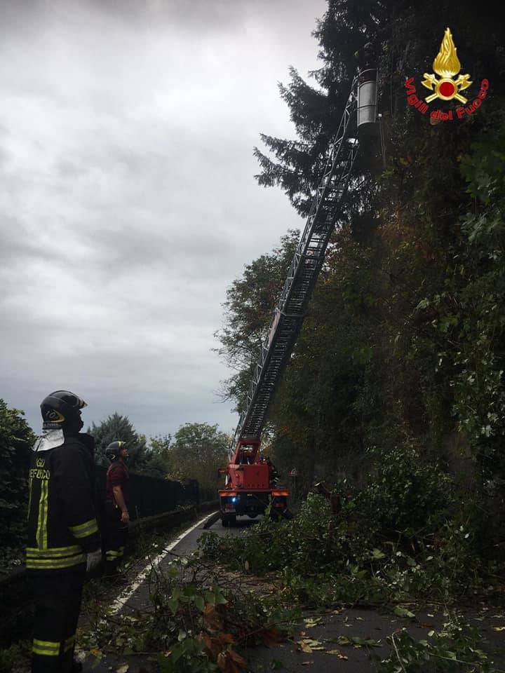 L\'autoscala dei vigili del fuoco volontari di Luino