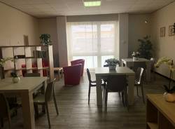 sala accoglienza arredata dall'associazione Caos