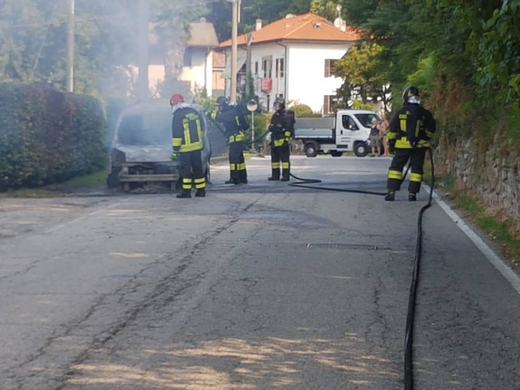 Automobile in fiamme in Via Piave a Leggiuno 
