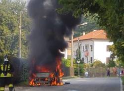Automobile in fiamme in Via Piave a Leggiuno