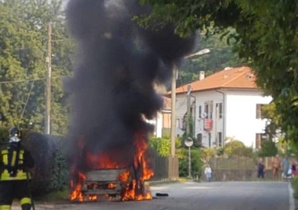 Automobile in fiamme in Via Piave a Leggiuno