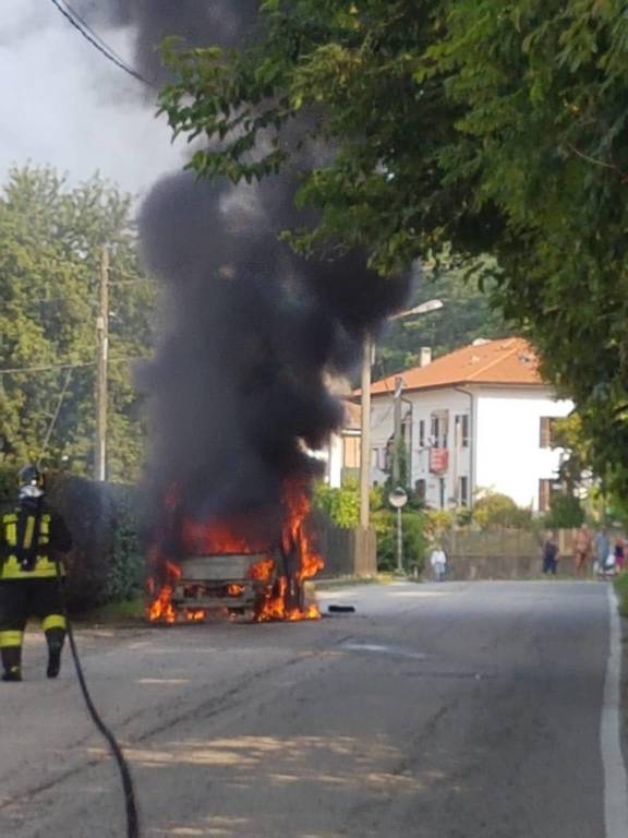 Automobile in fiamme in Via Piave a Leggiuno 