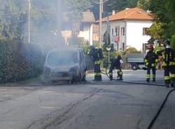 Automobile in fiamme in Via Piave a Leggiuno