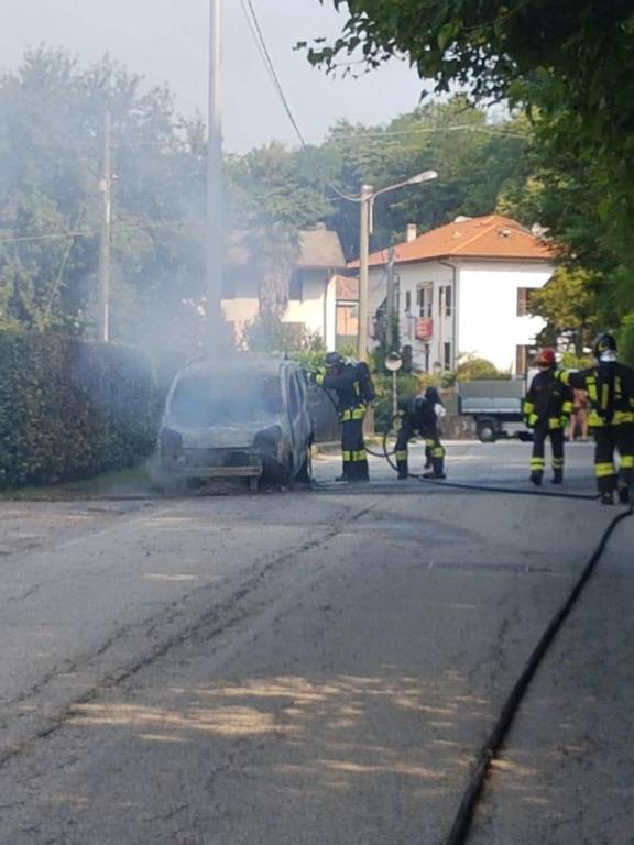 Automobile in fiamme in Via Piave a Leggiuno 