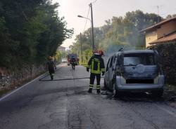 Automobile in fiamme in Via Piave a Leggiuno