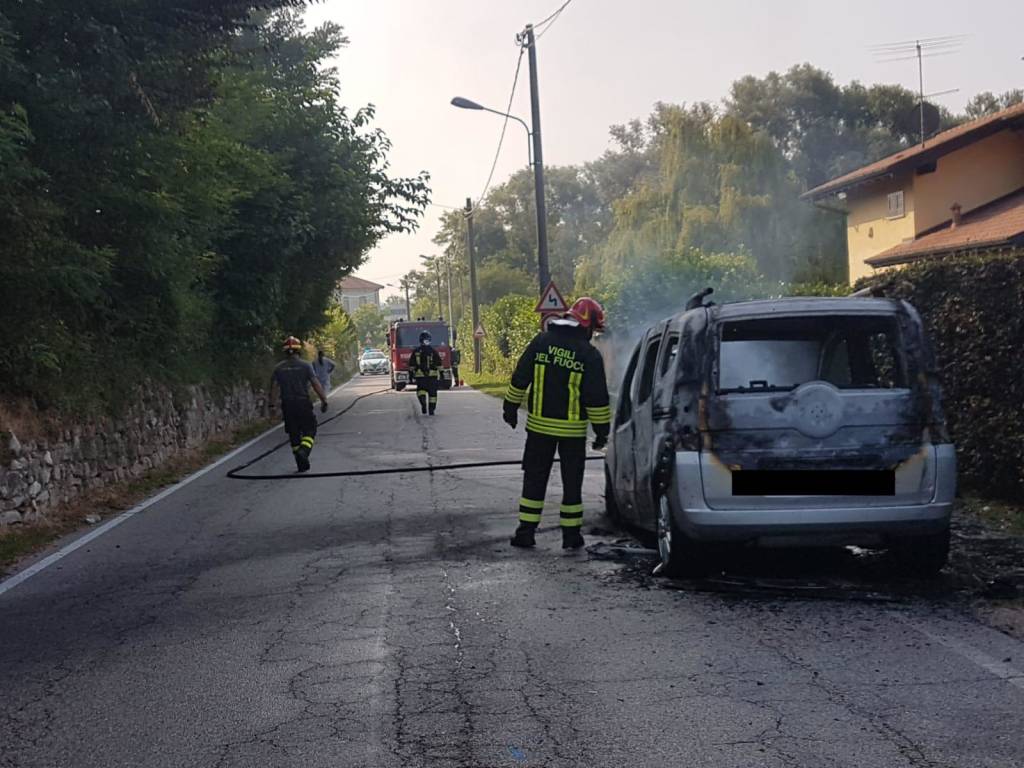 Automobile in fiamme in Via Piave a Leggiuno 