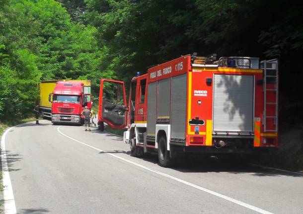 Camion fuoristrada tra Travedona e Brebbia