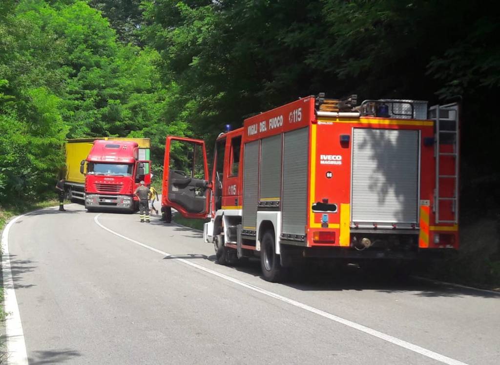 Camion fuoristrada tra Travedona e Brebbia